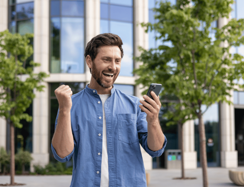 guy-smiiling-at-phone-mma